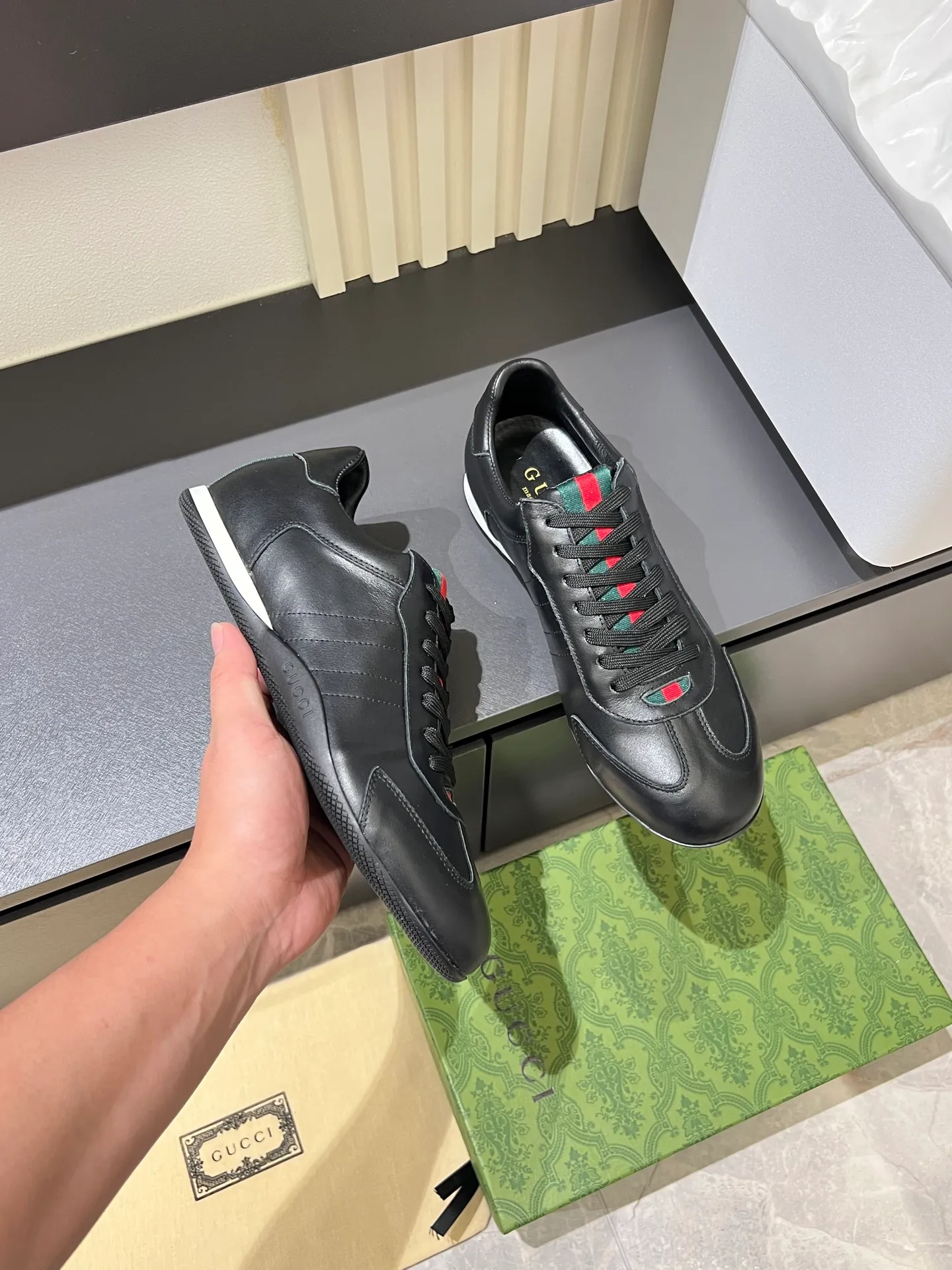 Men's shoes 💰p400 Gucci Shift series sports shoes, featuring lightweight thin sole design, suede + canvas + technical fabric splicing, perfect texture! The tongue and heel have red and green webbing, which is highly recognizable✨. The classic brown + off-white color scheme is retro and modern. The shell-toe shoe shape makes the feet smaller. It is perfect for daily wear or skirts and trousers. The upper fabric + elastic heel is easy to put on and take off, and the wrapping feeling is comfortable. It can be used for commuting and leisure. It has become one of Demna Gvasalia’s hottest items after taking over🔥. size: 38-45!